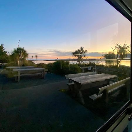 Lake Ferry Hotel Villas Pirinoa Екстериор снимка