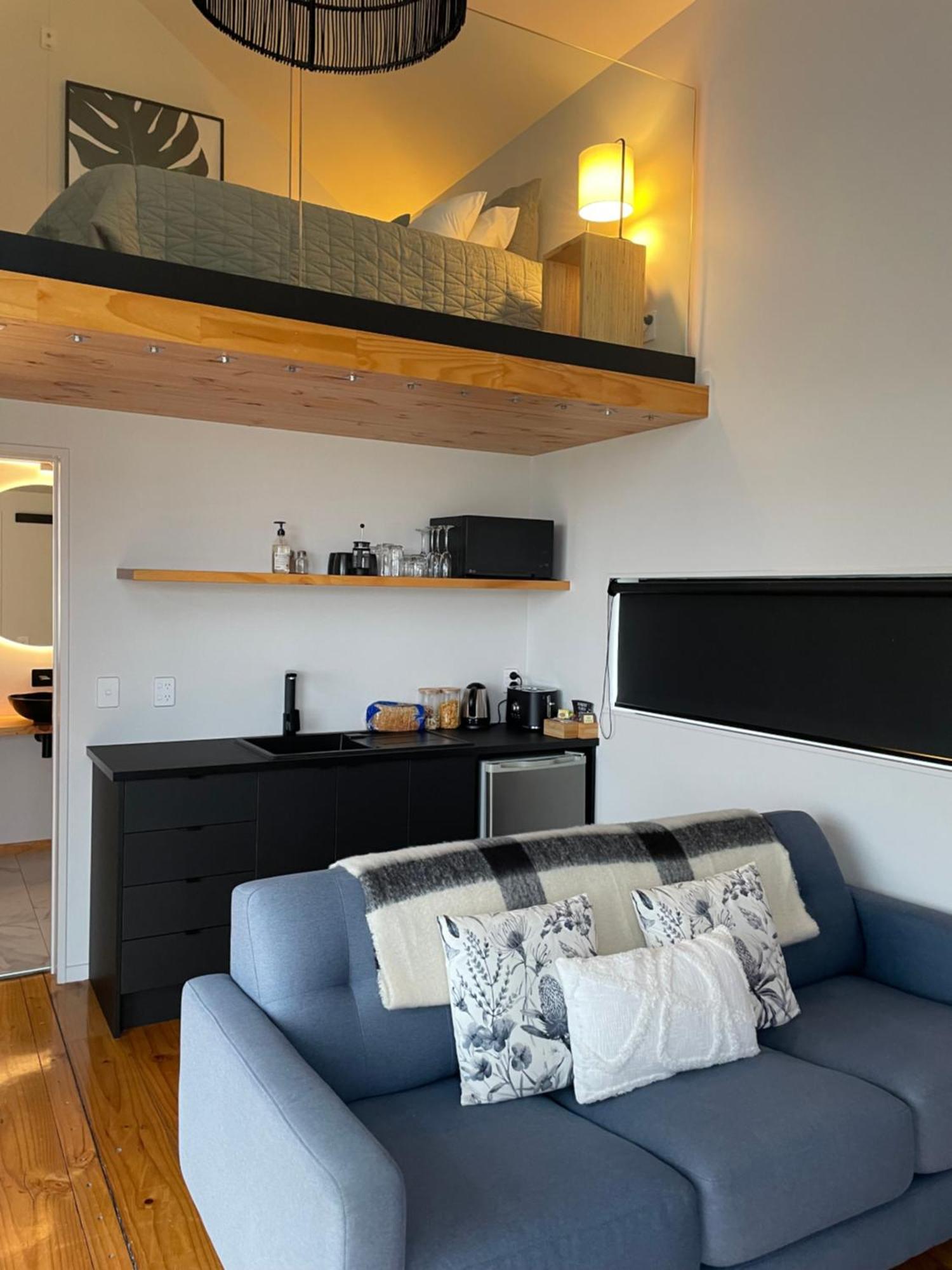 Lake Ferry Hotel Villas Pirinoa Екстериор снимка