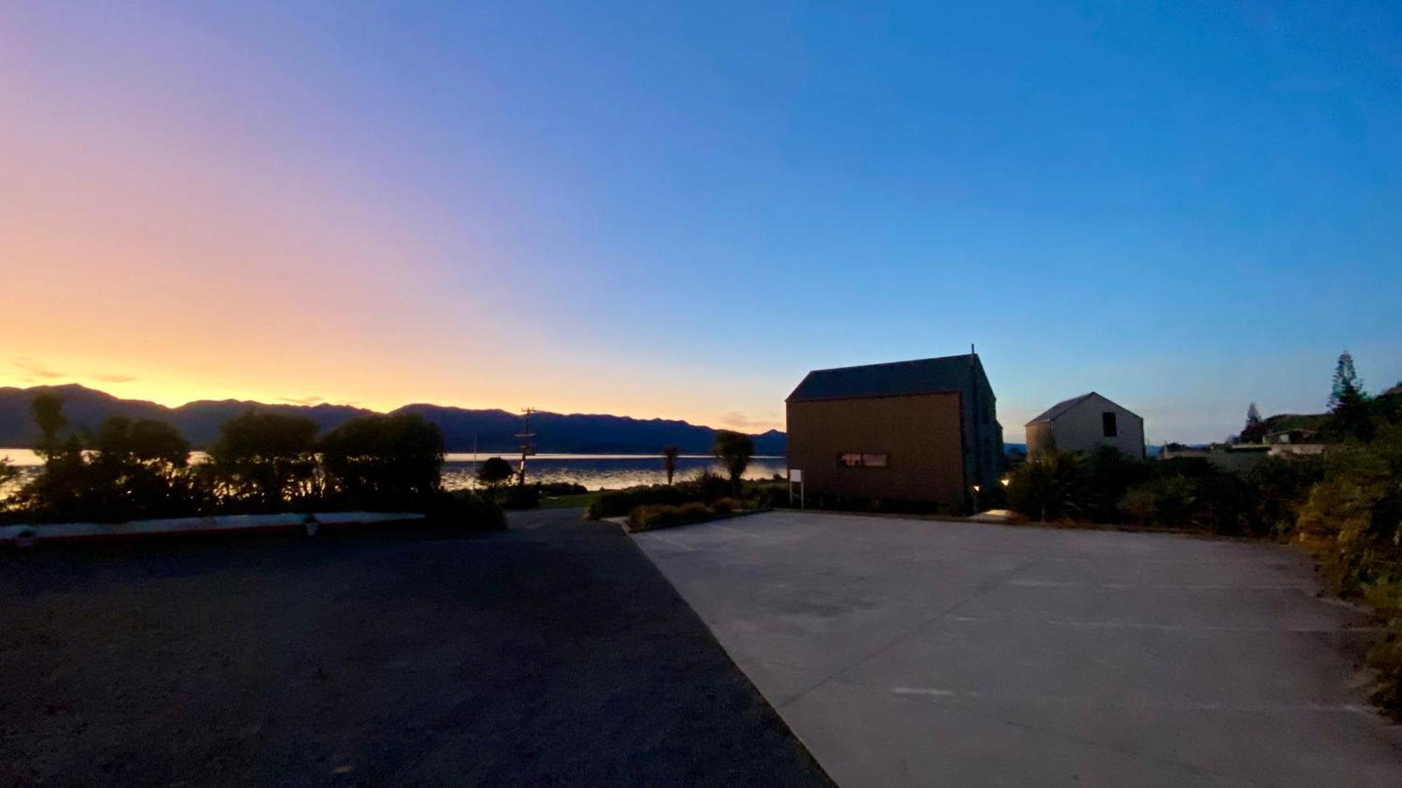 Lake Ferry Hotel Villas Pirinoa Екстериор снимка
