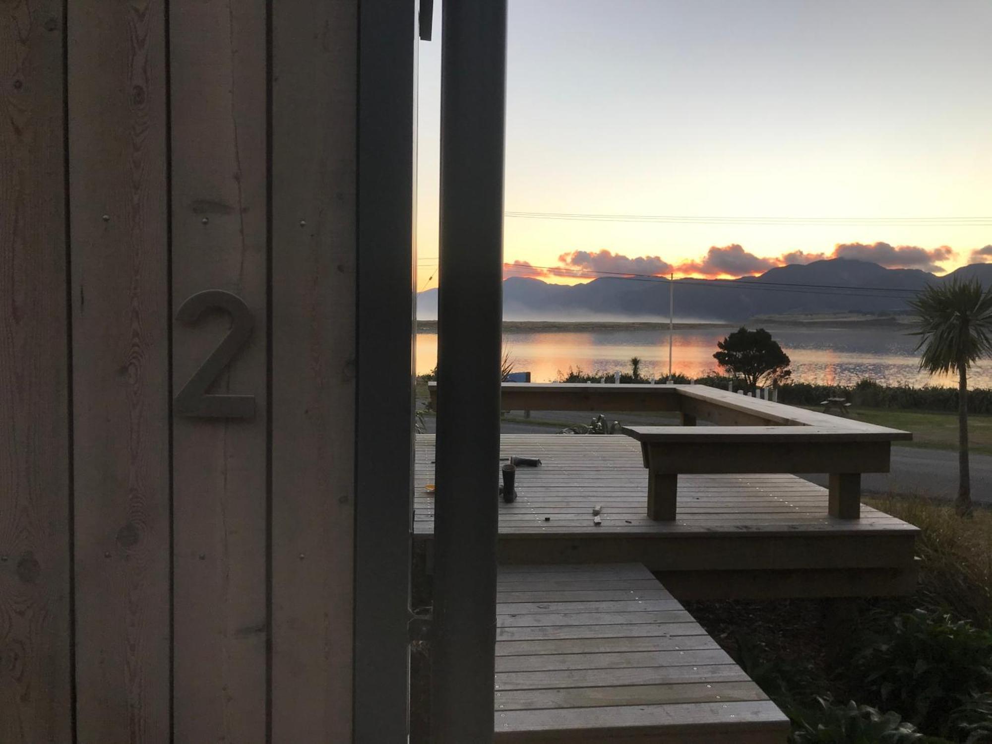 Lake Ferry Hotel Villas Pirinoa Екстериор снимка