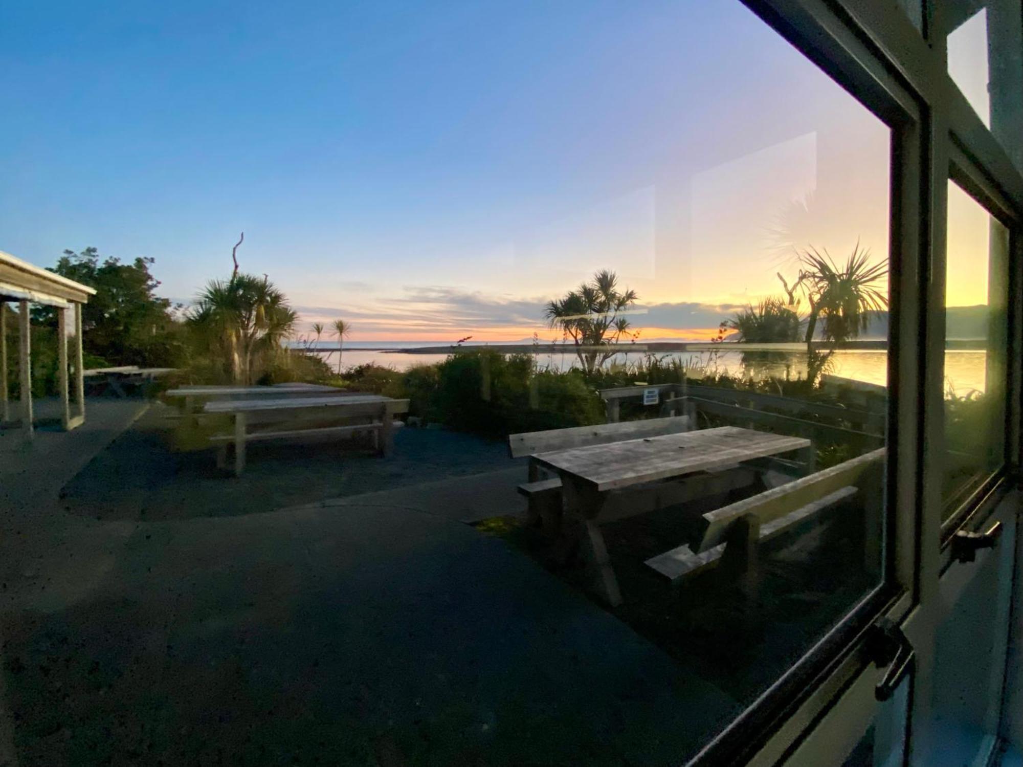 Lake Ferry Hotel Villas Pirinoa Екстериор снимка